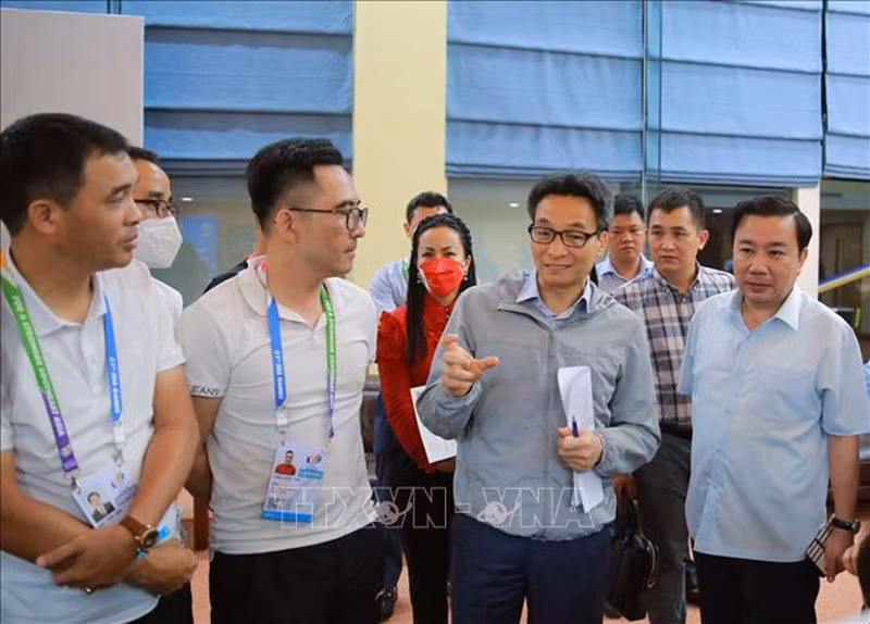 Phó Thủ tướng Chính phủ Vũ Đức Đam trao đổi về công tác tổ chức Lễ khai mạc SEA Games 31. (Ảnh: TTXVN)