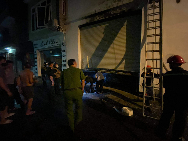 Do khóa cửa trong nên lực lượng chữa cháy phải phá cửa để chữa cháy. Cháy lúc nửa đêm ở thành phố Vinh, sáu người tử vong -0
