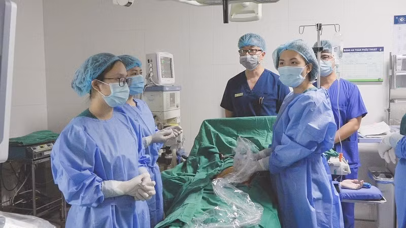 Sinh con khỏe mạnh dù sản phụ bị cạn sạch nước ối ở tuần 23