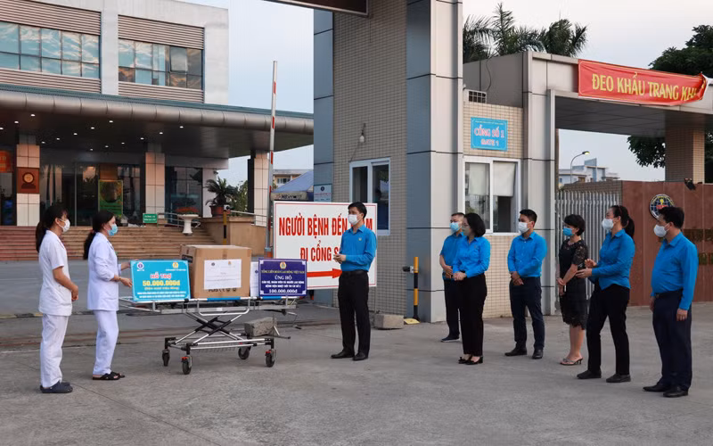 Đoàn công tác trao hỗ trợ đội ngũ y, bác sĩ tại Bệnh viện Nhiệt đới T.Ư.