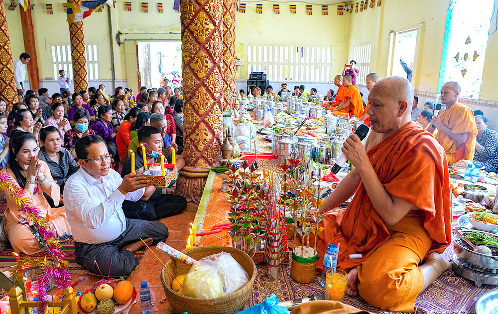 Khi không có dịch Covid-19, lễ Sene Dolta tại Chùa Monivongsa rất đông vui. (Ảnh: HỮU TÙNG) Lãnh đạo tỉnh Vĩnh Long chúc mừng lễ Sene Dolta của đồng bào dân tộc Khmer -0