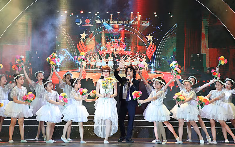 Hoa khôi "Vầng trăng khuyết" Bế Thị Băng trình diễn một tiết mục nghệ thuật trong tiếng reo hò thán phục của các đại biểu dự Chương trình.