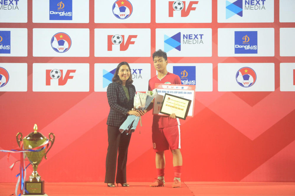Phạm Văn Mạnh (số 10, U15 Viettel, 6 bàn) và Hoàng Minh Tiến (số 11, U15 Hoàng Anh Gia Lai, 6 bàn) (vắng mặt) nhận danh hiệu “Cầu thủ ghi nhiều bàn thắng nhất giải”. PVF vô địch VCK U15 Cúp Quốc gia 2020 -0
