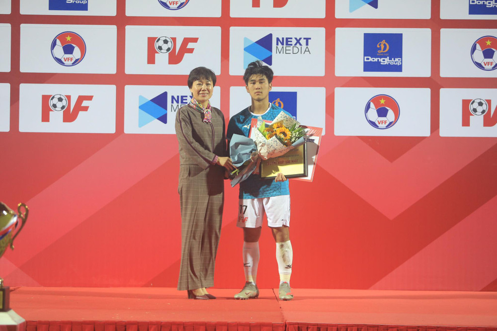 Thái Bá Đạt (số 17, U15 PVF) đạt danh hiệu "Cầu thủ xuất sắc nhất giải”. PVF vô địch VCK U15 Cúp Quốc gia 2020 -0