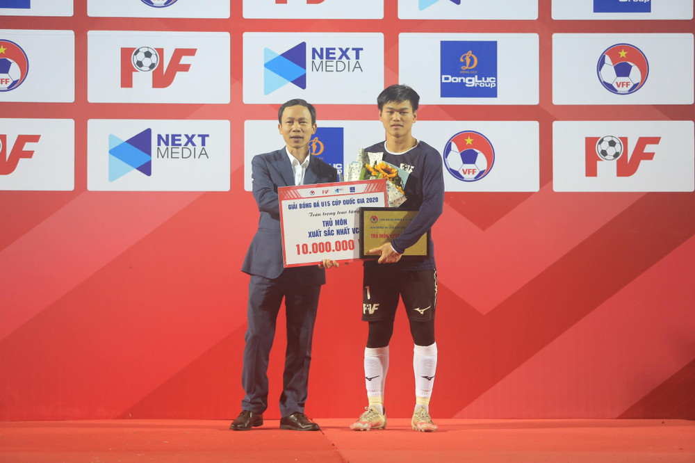 Cầu thủ Nguyễn Minh Kha (số 1, PVF) được trao danh hiệu "Thủ môn xuất sắc nhất giải”. PVF vô địch VCK U15 Cúp Quốc gia 2020 -0