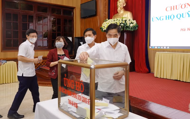 Các đồng chí lãnh đạo tỉnh Hà Nam tham gia ủng hộ Quỹ vaccine phòng Covid-19.