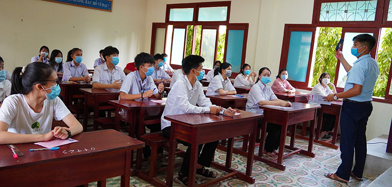 Trong phòng thi, thí sinh đều mang khẩu trang để bảo đảm phòng dịch. Gần 12 nghìn học sinh thi vào lớp 10 THPT tại Quảng Bình -0