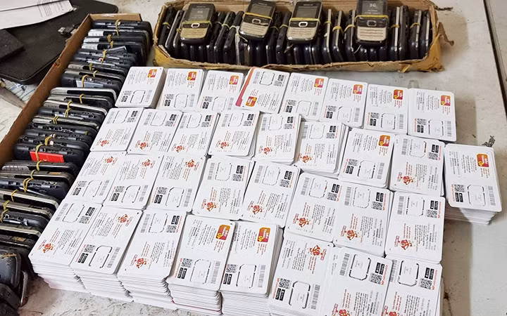 Hơn 7.000 sim điện thoại rác được các đối tượng mua để phát tán tin nhắn quảng cáo cá độ bóng đá bị cơ quan công an thu giữ.