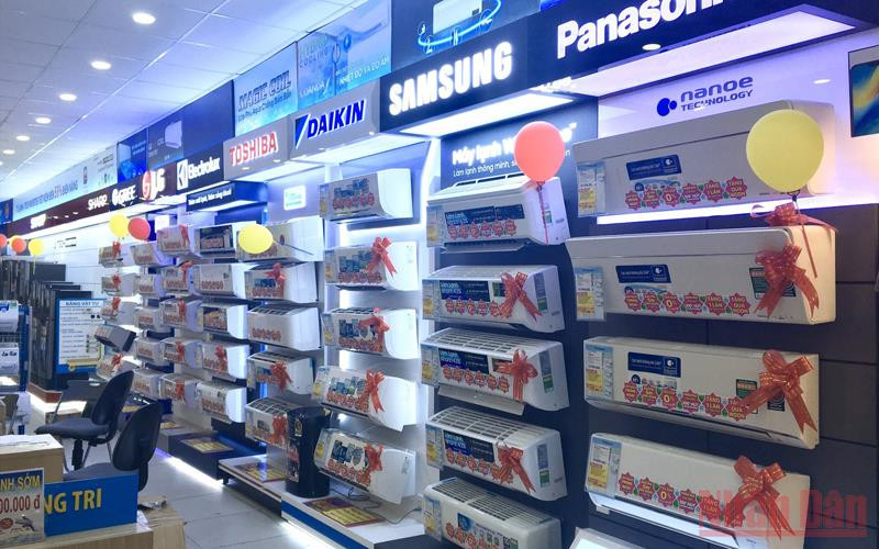 Điều hòa cũng giảm giá sâu nhưng vẫn không thu hút được nhiều khách mua. Thị trường điện máy trầm lắng trong bão dịch -0