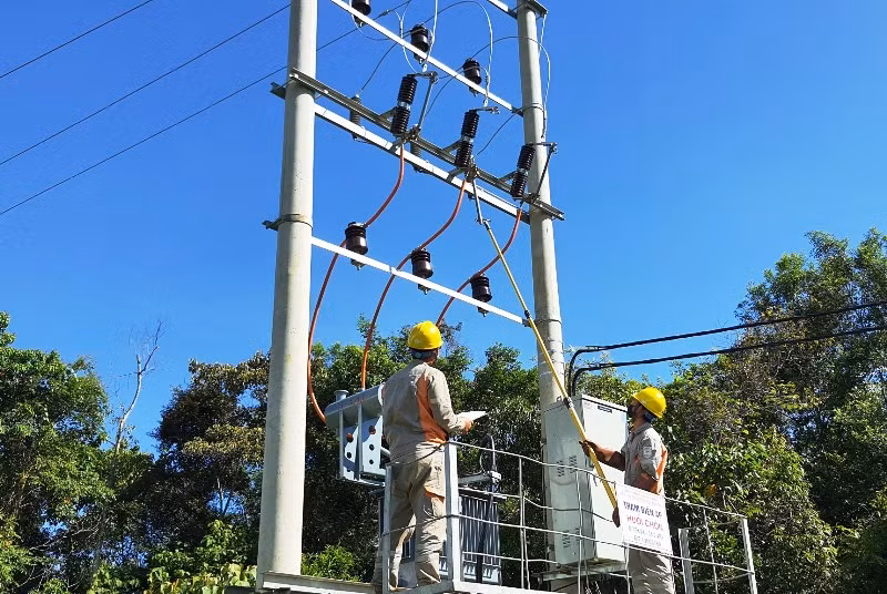 Công nhân kỹ thuật Điện lực TP Điện Biên Phủ đóng điện Trạm biến áp Huổi Chỏn.