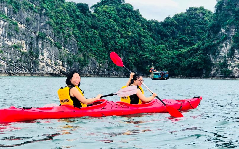Trải nghiệm chèo thuyền kayak trên vịnh Hạ Long là một trong nhiều hoạt động của tour tàu nghỉ đêm trên vịnh.