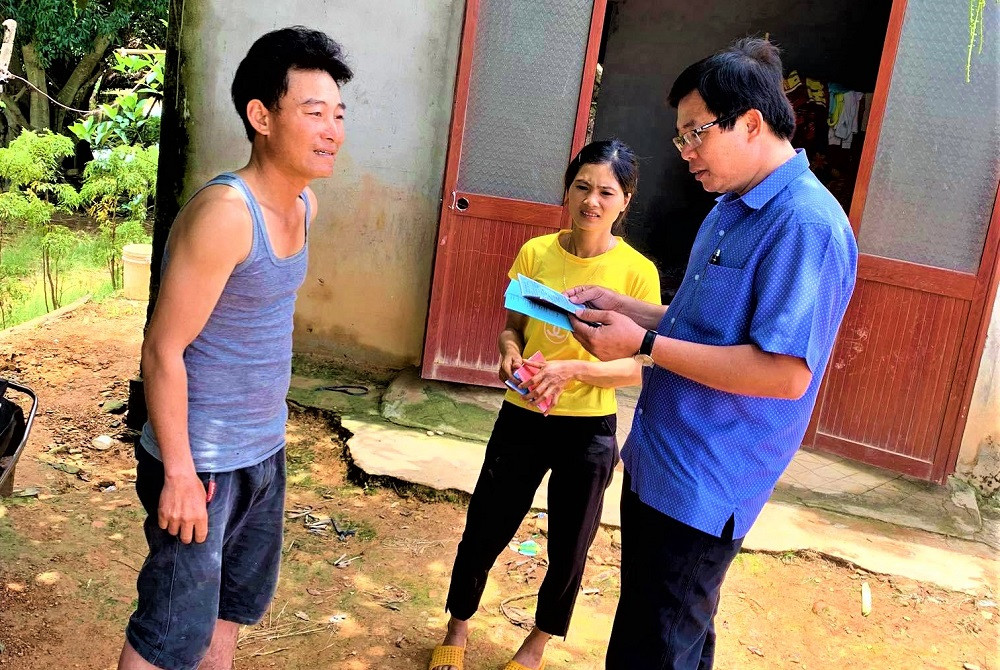 Phóng viên Báo Nhân Dân đã xuống xã Cư Elang để tìm hiểu thực tế việc chi trả tiền hỗ trợ Covid-19 cho người dân. Nhiều sai sót trong việc chi trả tiền hỗ trợ Covid-19 ở xã Cư Elang -0