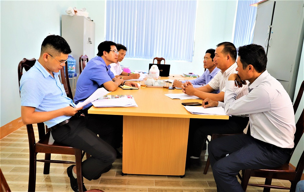 Các phóng viên làm việc với lãnh đạo Đảng ủy, UBND xã Cư Elang về những sai sót trong việc chi trả tiền hỗ trợ Covid-19 tại địa phương. Nhiều sai sót trong việc chi trả tiền hỗ trợ Covid-19 ở xã Cư Elang -0