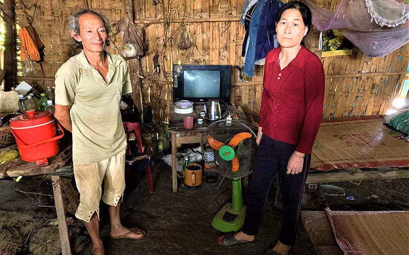 Gia đình bà Nguyễn Thị Hoa ở thôn 6B, xã Cư Elang sinh sống trong ngôi nhà tạm bợ, dột nát lại không thuộc diện hộ nghèo và không được nhận tiền hỗ trợ Covid-19 do bỏ sót.