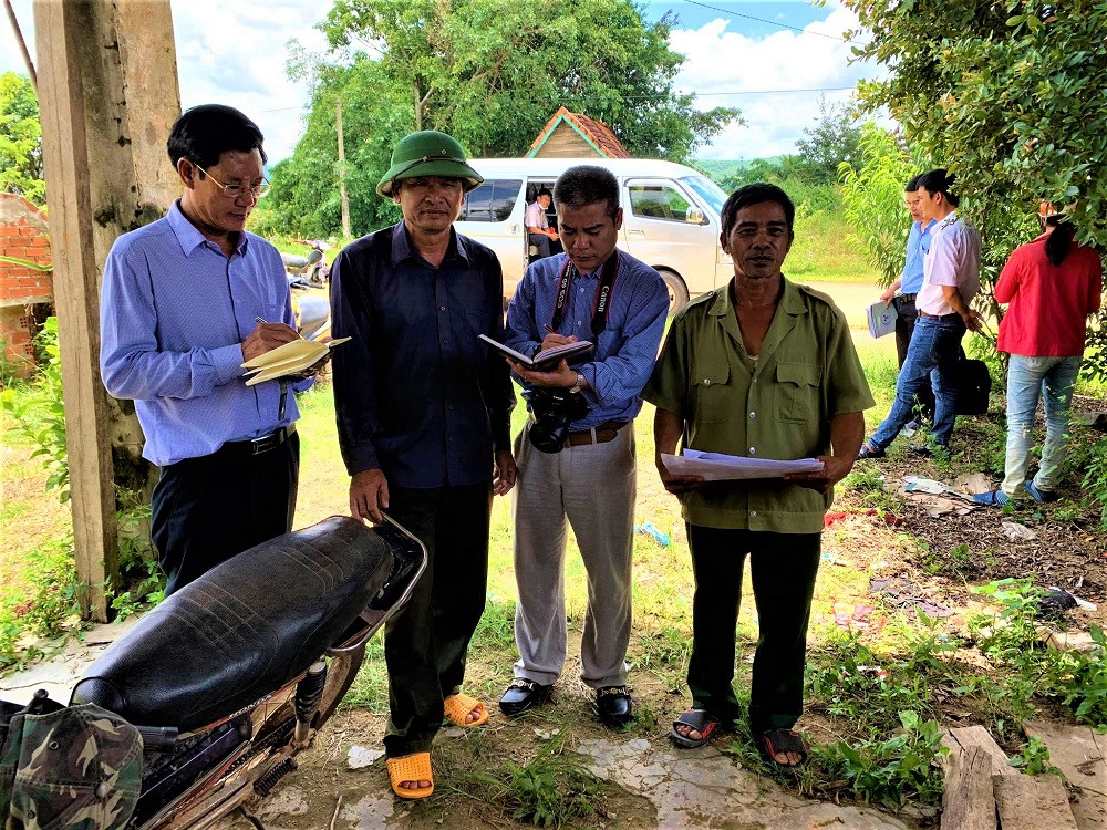 Người dân ở thôn 6B, xã Cư Elang búc xúc phản ảnh với phóng viên dù hoàn cảnh khó khăn nhưng vẫn không được nhận tiền hỗ trợ Covid-19. Nhiều sai sót trong việc chi trả tiền hỗ trợ Covid-19 ở xã Cư Elang -0