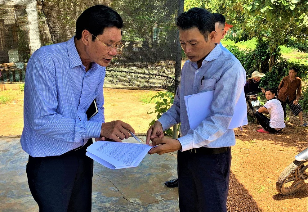 Cán bộ xã Cư Elang đi rà soát các hộ có hoàn cảnh khó khăn ở buôn Vân Kiều. Nhiều sai sót trong việc chi trả tiền hỗ trợ Covid-19 ở xã Cư Elang -0
