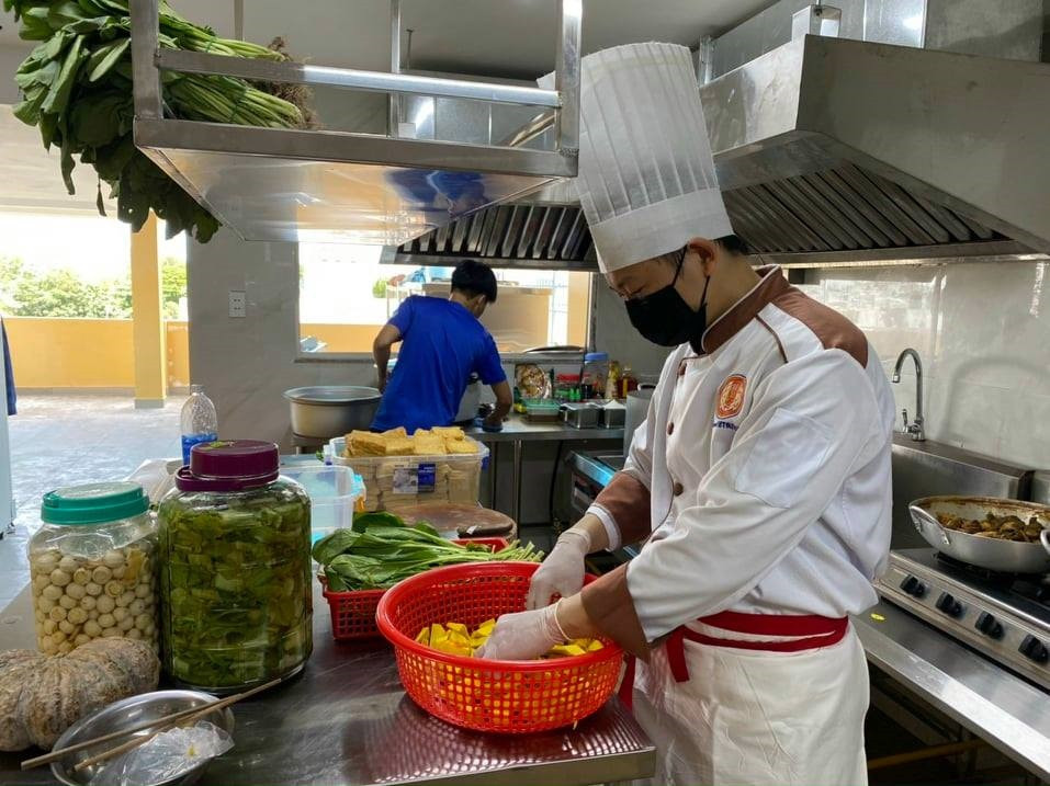 Các món ăn do đầu bếp của quán nấu. Nghĩa cử đẹp phía sau hàng nghìn suất cơm cho người cơ nhỡ -0