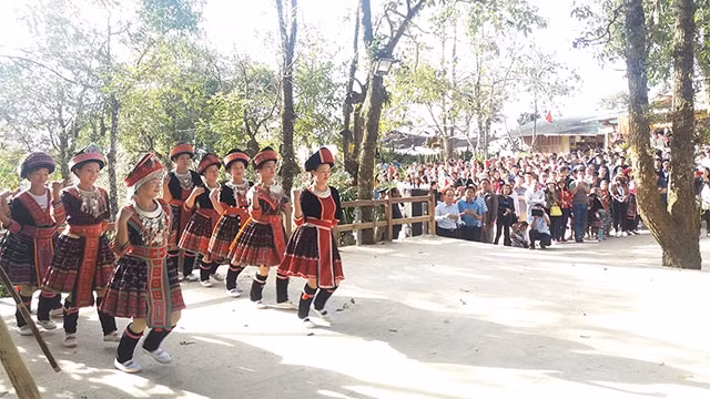 Giữ gìn và phát huy các giá trị văn hóa đặc sắc là một điều kiện quan trọng cho sự bền vững của việc xây dựng nông thôn mới.