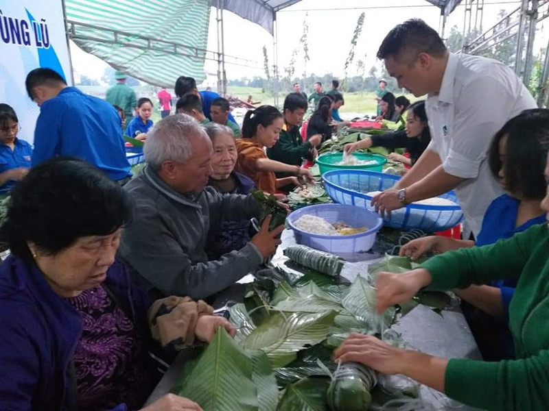 Cảnh dựng rạp, gói bánh gửi bà con vùng lũ ở bến ô tô phía Đông thành phố Vinh Trắng đêm làm bánh gửi vùng lũ -0