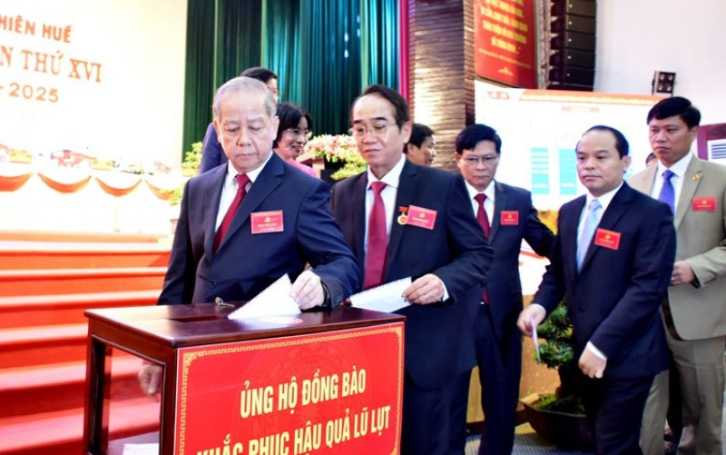 Các đại biểu tham gia ủng hộ đồng bào khắc phục hậu quả các lũ lụt trong thời gian qua. Khai mạc Đại hội đại biểu Đảng bộ tỉnh Thừa Thiên Huế lần thứ 16 -0