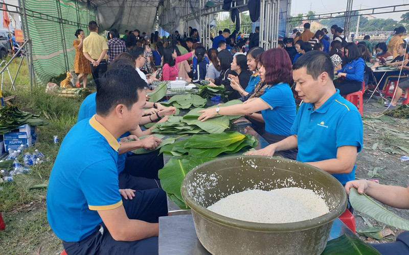 Làng trên xóm dưới ở Nghệ An thi đua gói bánh gửi bà con vùng lũ.