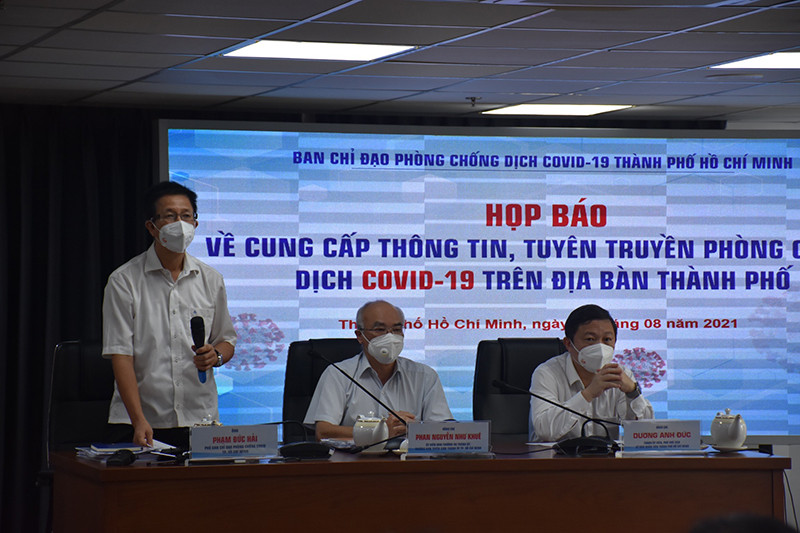 Ông Phạm Đức Hải, Phó trưởng Ban Chỉ đạo phòng, chống dịch Covid-19 TP Hồ Chí Minh (trái), phát biểu tại họp báo. TP Hồ Chí Minh triển khai các biện pháp thực hiện Chỉ thị 16 nâng cao -0
