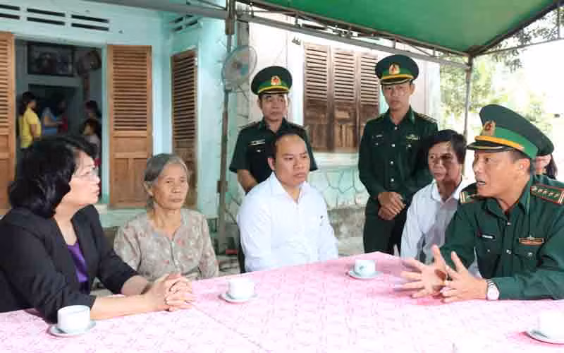 Phó Chủ tịch nước Đặng Thị Ngọc Thịnh thăm hỏi thân nhân Thượng úy Phạm Ngọc Hải cùng cán bộ, chiến sĩ Bộ đội Biên phòng tỉnh Kon Tum.