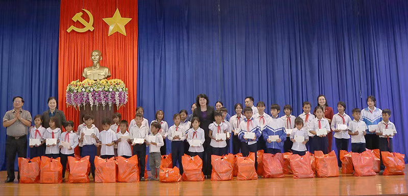 Phó Chủ tịch nước Đặng Thị Ngọc Thịnh làm việc tại huyện Đăk Tô (Kon Tum) -0