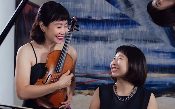 Các nghệ sĩ Nguyễn Mỹ Hương và Trần Hà Mi. (ảnh: Viện Pháp tại Việt Nam cung cấp)