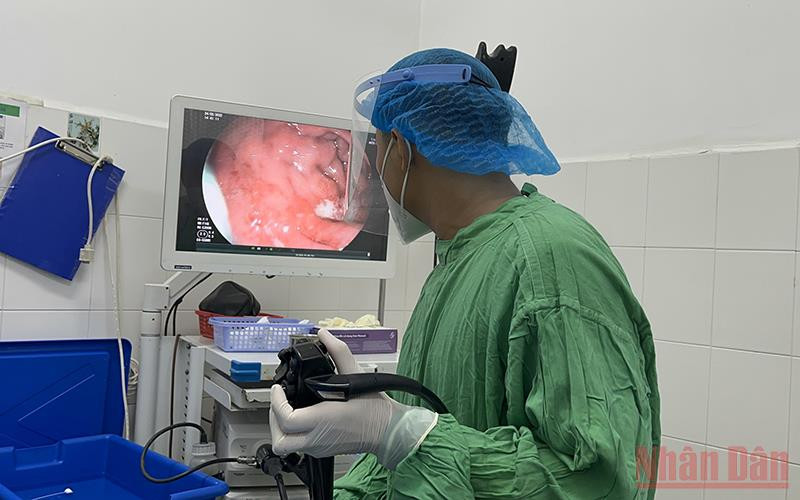 Bác sĩ Bệnh viện Đa khoa Trung ương Cần Thơ nội soi dạ dày bệnh nhân N.K.P.