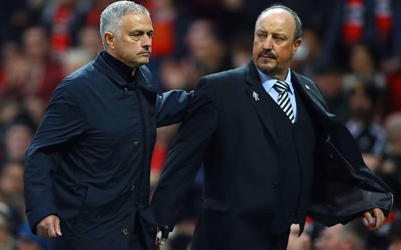 Jose Mourinho và Rafa Benitez khi cùng chung sân khấu Premier League. (Ảnh: FootballLondon)   