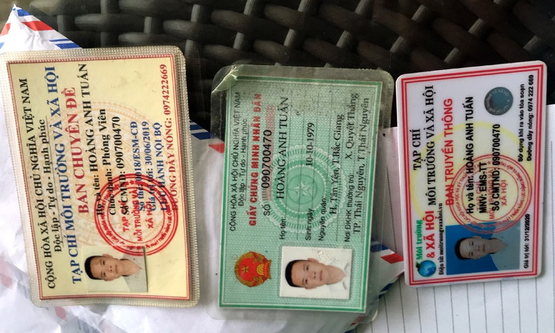 Các giấy tờ liên quan cơ quan chức năng thu giữ được của đối tượng. Khởi tố một phóng viên thử việc vì