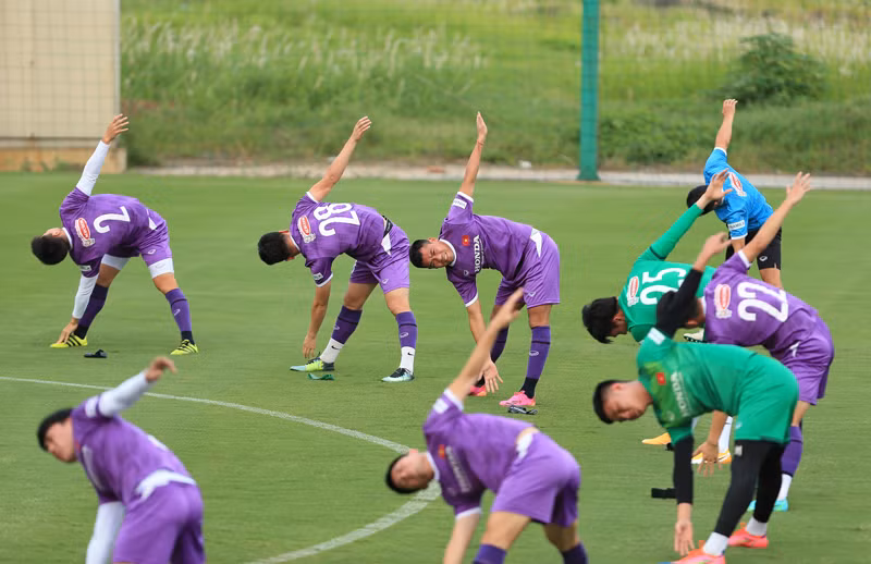 Các tuyển thủ giải phóng sức ì trong buổi tập đầu tiên -6