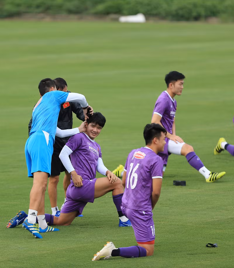 Các tuyển thủ giải phóng sức ì trong buổi tập đầu tiên -0