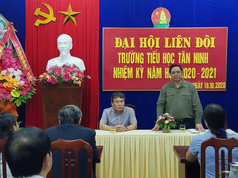 Đồng chí Phạm Minh Chính thăm Trường tiểu học Tân Ninh, Quảng Bình (Ảnh: Hương Giang). Kiểm tra công tác phòng phống, khắc phục hậu quả mưa lũ tại Quảng Trị -0