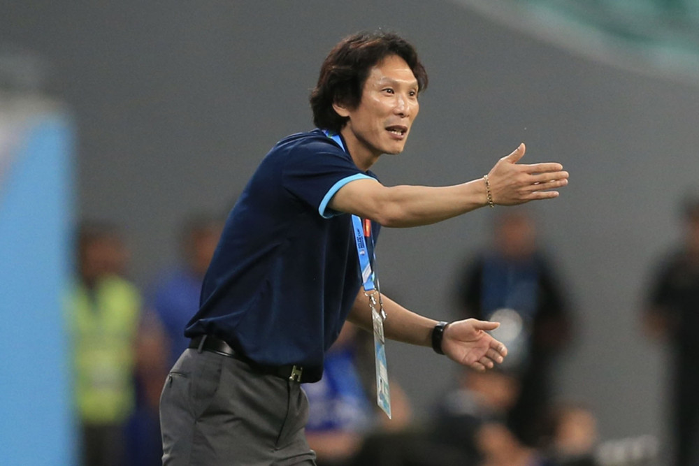 HLV Gong Oh-kyun chỉ đạo các học trò. (Ảnh: Ngọc Duy) (Hiệp 1) U23 Việt Nam 1-1 U23 Thái Lan: Sai lầm đáng tiếc -0