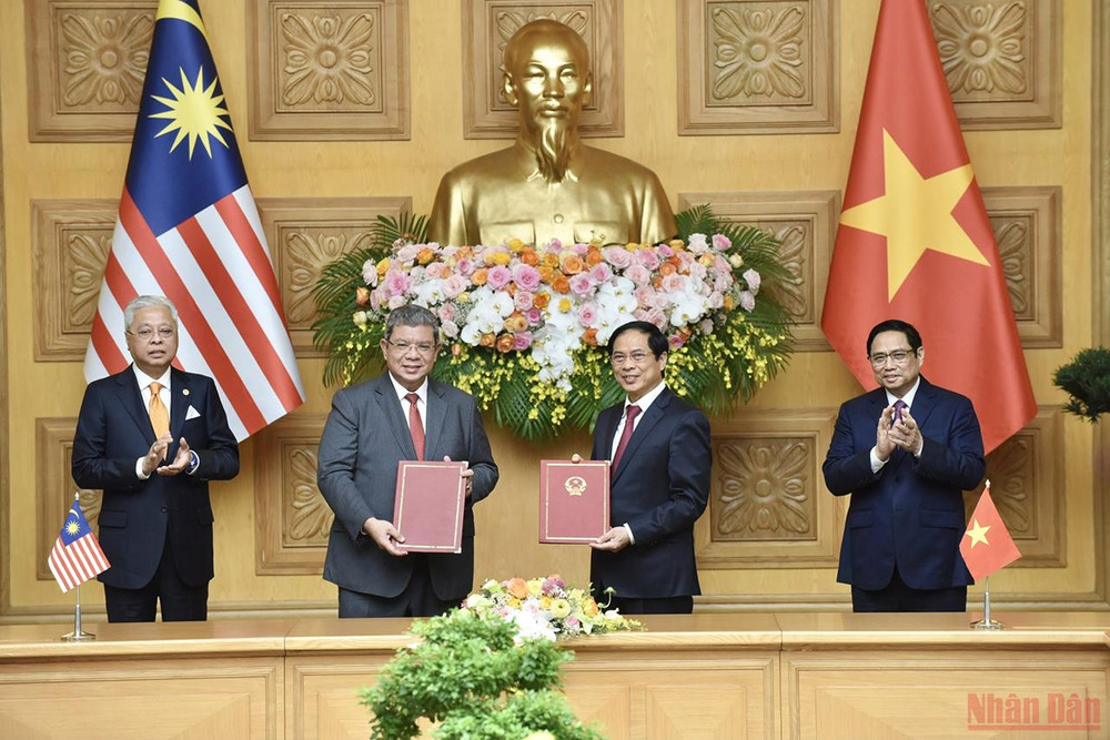 Thủ tướng Chính phủ hai nước chứng kiến lễ trao văn kiện giữa hai Bộ Ngoại giao. Lễ đón Thủ tướng Malaysia thăm chính thức Việt Nam -0