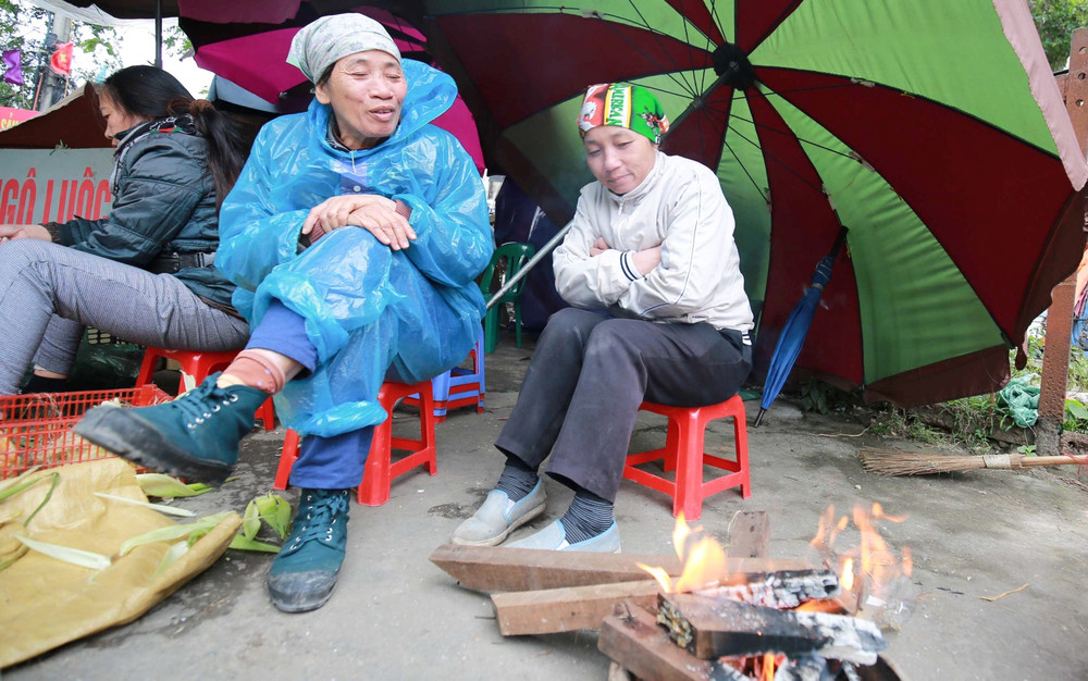 “Mấy hôm nay trời rét đậm hơn, nên chúng tôi phải đốt củi để sưởi ấm cũng như làm nóng không khí xung quanh”, chị Bình tiểu thương ở đường Giải Phóng chia sẻ. 7-1606877462774.jpg
