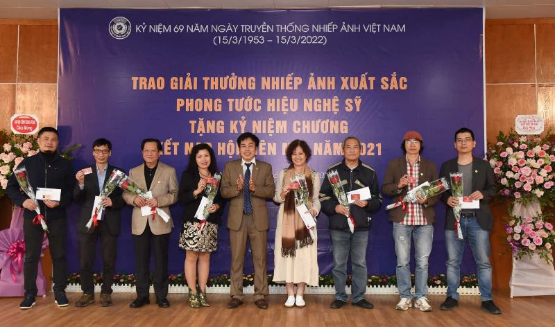 Hội Nghệ sĩ Nhiếp ảnh Việt Nam kết nạp hội viên mới khu vực Hà Nội. ket nap hoi vien moi.jpg -0