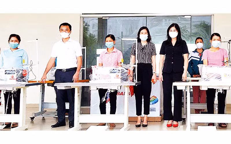 Hội Liên hiệp Phụ nữ huyện Gia Lâm trao tặng phương tiện, công cụ sản xuất cho phụ nữ có hoàn cảnh khó khăn.Ảnh: DƯƠNG LINH