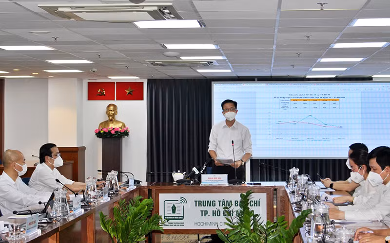 Tại buổi họp báo.