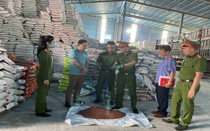 Kiểm tra chất lượng phân bón tại Công ty Cổ phần sản xuất và thương mại tổng hợp Cường Phát.