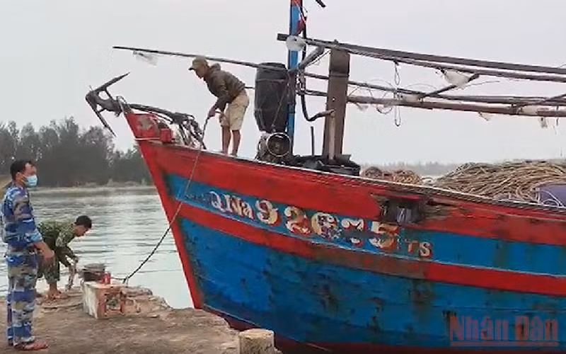 Tàu cá QNa-92675 TS đã được đưa vào bờ.