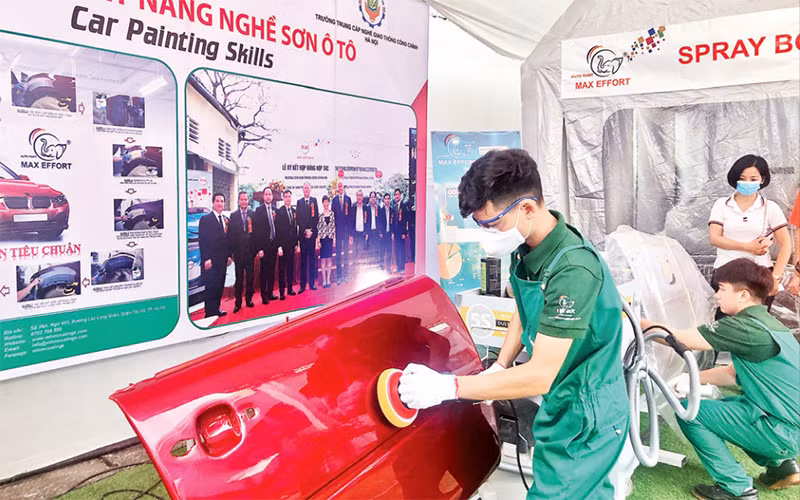 Trình diễn kỹ năng nghề sơn ô tô tại Hội nghị gắn kết giáo dục nghề nghiệp Thủ đô với thị trường lao động năm 2021.