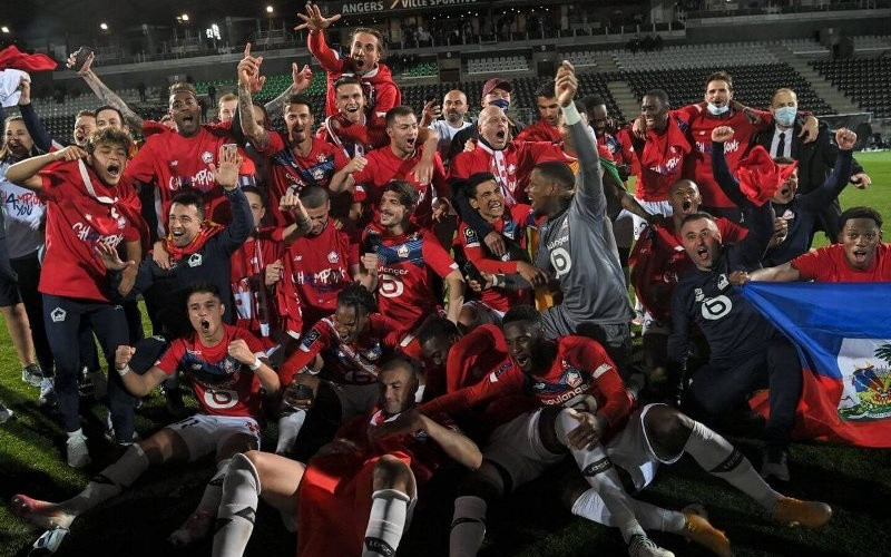 Lille ăn mừng chức vô địch Ligue 1 đầu tiên kể từ năm 2011. (Ảnh: Getty Images) a3_1-1621821704198.jpg