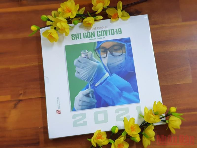 Bìa sách ảnh Sài Gòn Covid-19 (2021). Nhiếp ảnh gia Trần Thế Phong và những khoảnh khắc lặng người từ Sài Gòn Covid-19 (2021) -0