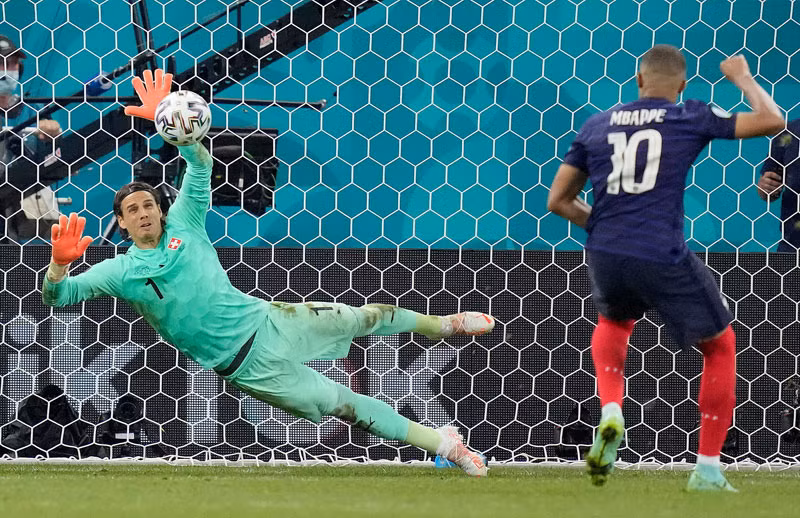 Sommer là người hùng của Thụy Sĩ khi cản được cú sút của Mbappe. (Ảnh: The Sun)