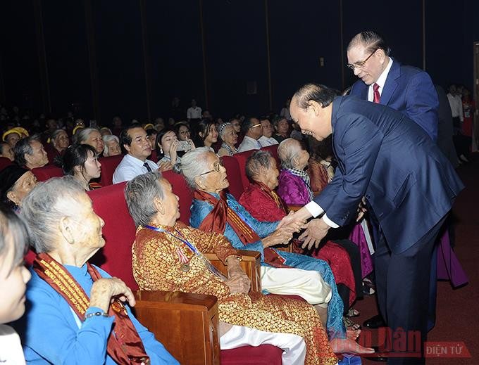 Thủ tướng Nguyễn Xuân Phúc, Nguyên Tổng Bí thư Nông Đức Mạnh thăm hỏi các Mẹ Việt Nam Anh hùng tại buổi gặp mặt. Tôn vinh những Bà mẹ Việt Nam Anh hùng -0