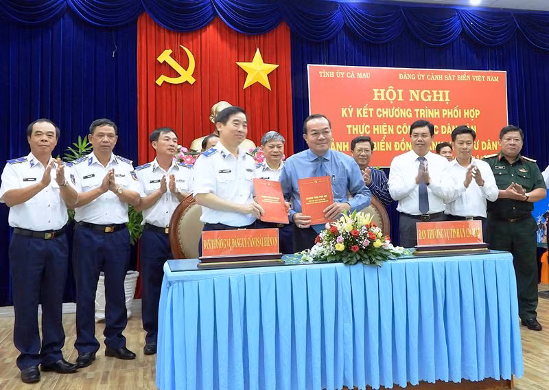 Ký kết chương trình phối hợp thực hiện công tác dân vận giữa Cà Mau và Cảnh sát biển Việt Nam.