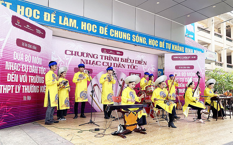 Chương trình biểu diễn mở đầu dự án “Đưa bộ môn nhạc cụ dân tộc đến các trường trung học phổ thông trên địa bàn Thủ đô”.